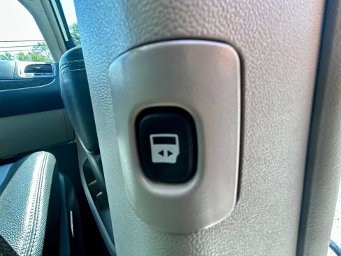 Used 2016 Chrysler Town & Country Touring image 28