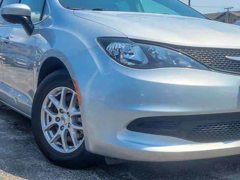 Certified 2023 Chrysler Voyager LX image 4