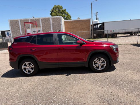 Used 2024 GMC Terrain SLE image 3
