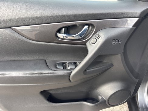 Used 2020 Nissan Rogue SV w/ Premium Package image 12