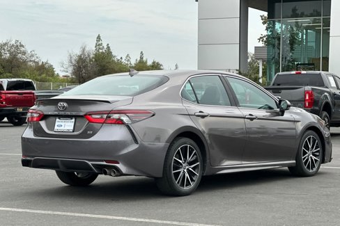 Used 2022 Toyota Camry SE image 2