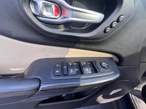Used 2015 Jeep Cherokee Limited w/ Luxury Group image 19
