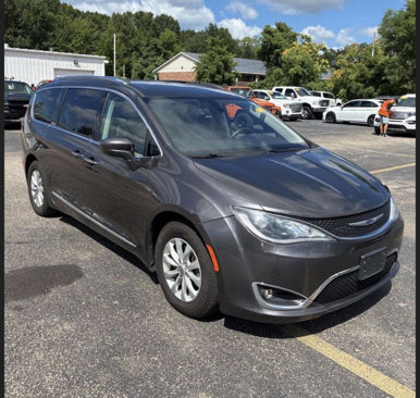Used 2019 Chrysler Pacifica Touring-L image 2