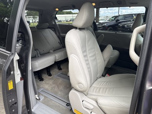 Used 2014 Toyota Sienna XLE image 15