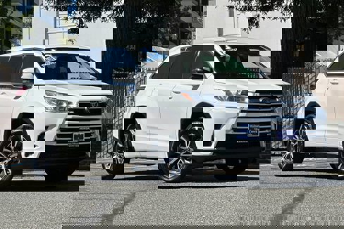 Used 2018 Toyota Highlander LE image 2