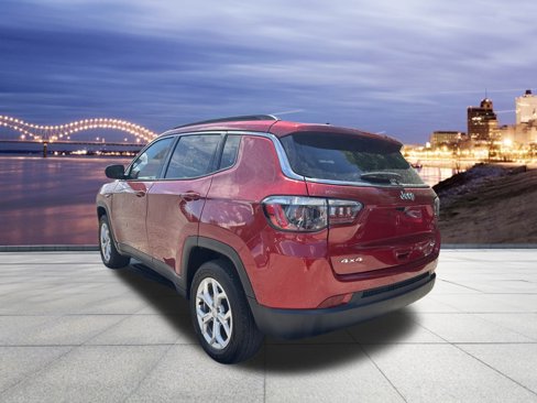 Used 2024 Jeep Compass Latitude image 3