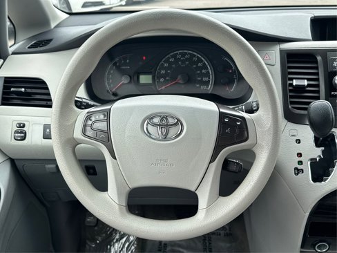 Used 2014 Toyota Sienna LE image 17
