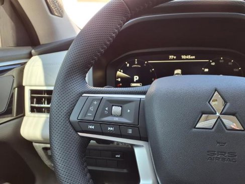 New 2025 Mitsubishi Outlander SE image 18