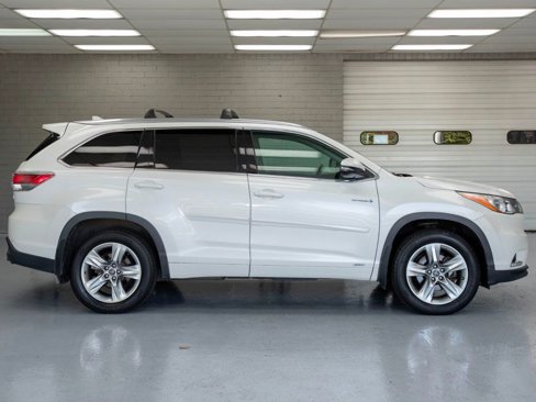 Used 2016 Toyota Highlander Limited image 3