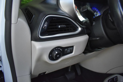 Used 2020 Chrysler Pacifica Touring-L image 19