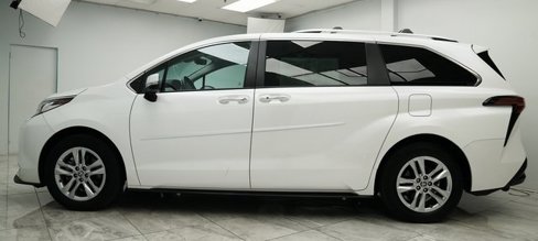 Used 2024 Toyota Sienna Limited image 8