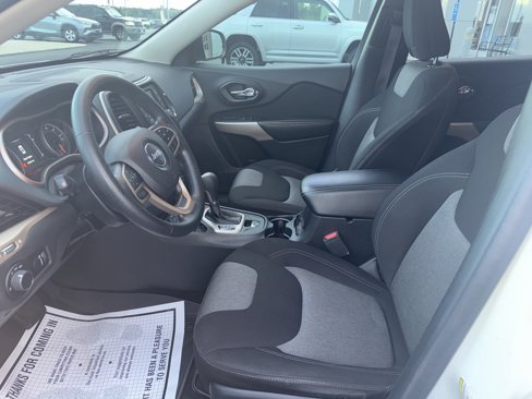 Used 2017 Jeep Cherokee Sport image 3