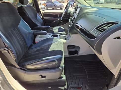 Used 2016 Chrysler Town & Country Limited image 14