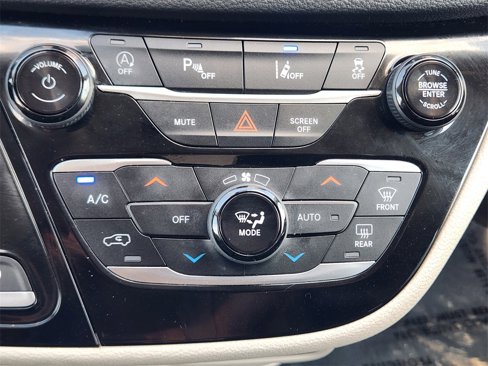 Used 2021 Chrysler Pacifica Touring-L w/ Uconnect Theater Family Group image 17