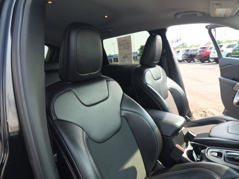 Used 2019 Jeep Cherokee Latitude Plus w/ Comfort/Convenience Group image 40