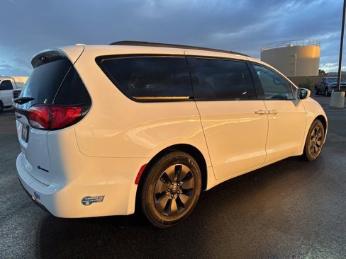 Used 2020 Chrysler Pacifica Touring-L w/ S Appearance Package image 6