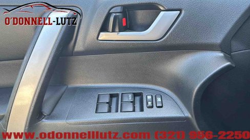 Used 2012 Toyota Highlander SE image 19