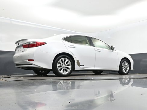 Used 2015 Lexus ES 300h image 40