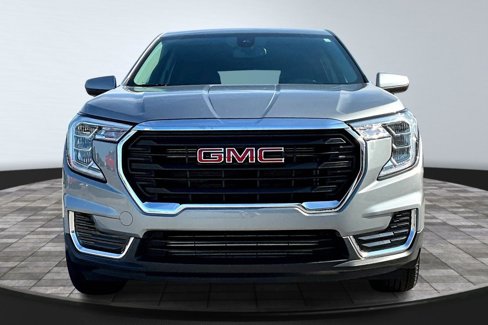 Used 2024 GMC Terrain SLE image 2