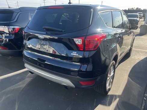 Used 2019 Ford Escape SE image 2