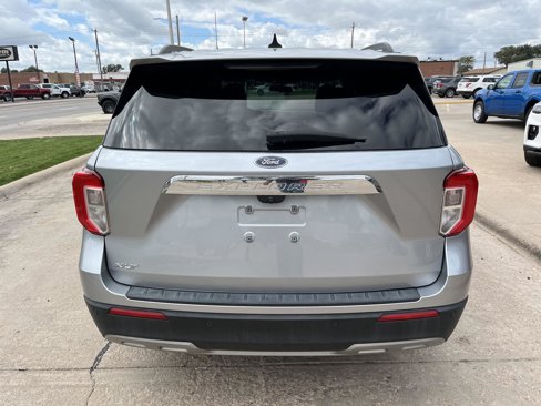 Used 2022 Ford Explorer XLT w/ Equipment Group 202A image 9