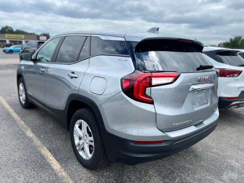 Used 2024 GMC Terrain SLE image 4