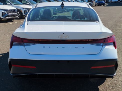 New 2025 Hyundai Elantra SE image 4
