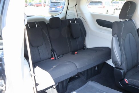 Used 2022 Chrysler Voyager LX image 11