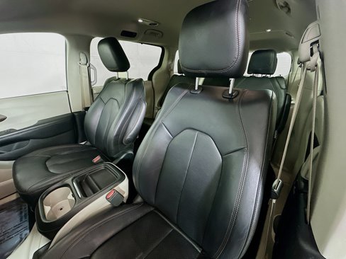 Used 2019 Chrysler Pacifica Touring-L image 19