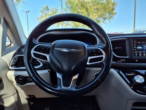 Used 2019 Chrysler Pacifica Touring-L image 20