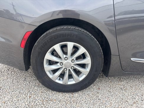 Used 2018 Chrysler Pacifica Touring-L image 17