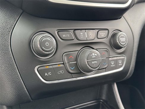 Used 2019 Jeep Cherokee Latitude Plus w/ Comfort/Convenience Group image 5