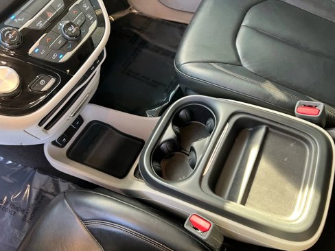 Used 2017 Chrysler Pacifica Touring-L image 14