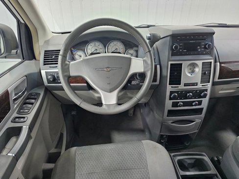 Used 2010 Chrysler Town & Country Touring image 5