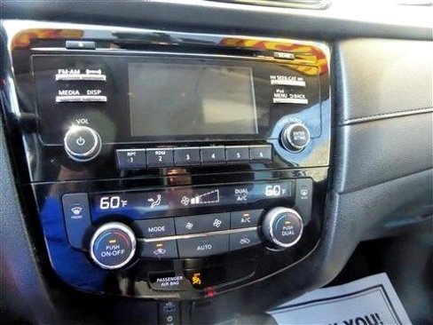 Used 2017 Nissan Rogue SV image 10