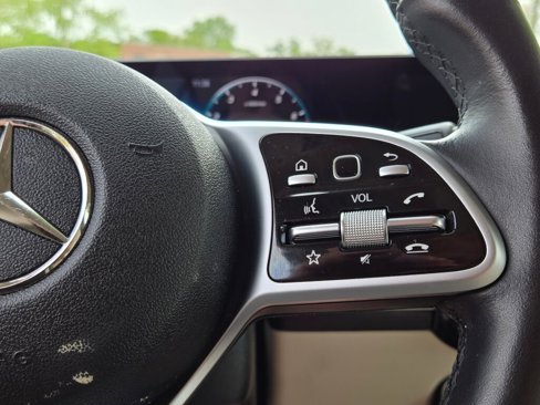 Used 2021 Mercedes-Benz GLB 250 w/ Premium Package image 40