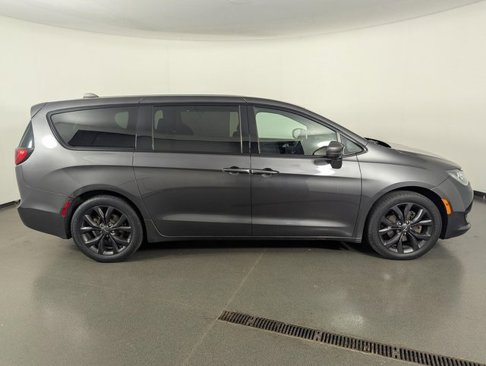 Used 2020 Chrysler Pacifica Touring w/ S Appearance Package image 8
