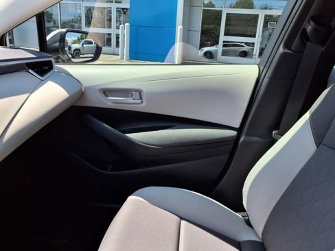 Used 2025 Toyota Corolla LE image 29