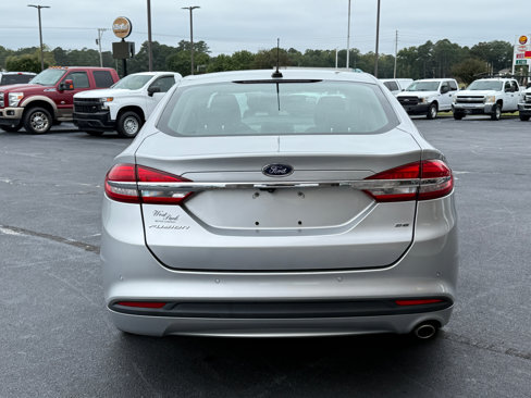 Used 2017 Ford Fusion SE w/ Fusion SE Technology Package image 4