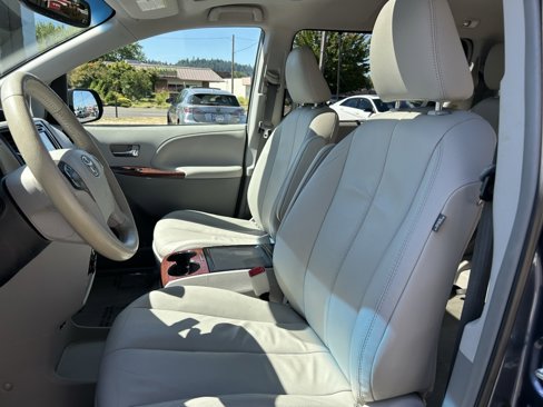 Used 2014 Toyota Sienna XLE image 24