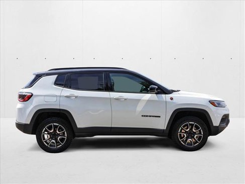Used 2024 Jeep Compass Trailhawk image 4