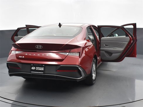 Certified 2025 Hyundai Elantra SE image 28