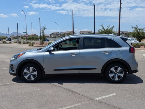 Used 2022 Kia Niro LX image 2