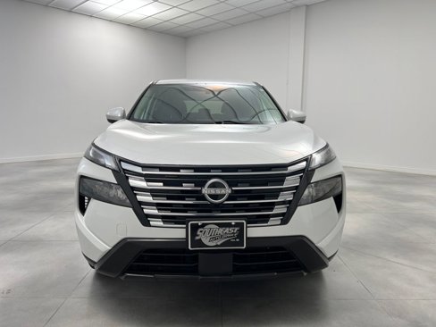 Used 2024 Nissan Rogue SV image 2
