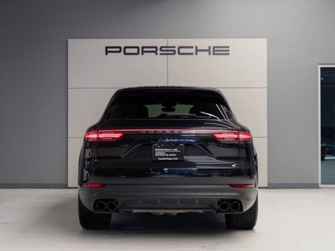 Certified 2022 Porsche Cayenne Platinum Edition image 6