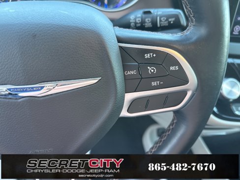 Used 2017 Chrysler Pacifica Touring-L image 29