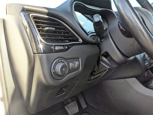 Used 2021 Jeep Cherokee Latitude Plus image 17