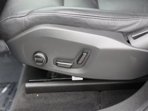 Used 2019 Volvo XC60 T5 Momentum w/ Multimedia Package image 19