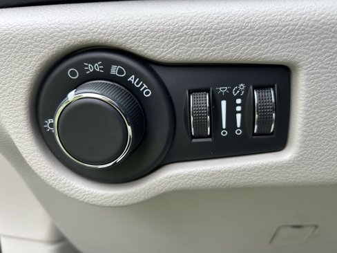 Used 2023 Chrysler Voyager LX image 14