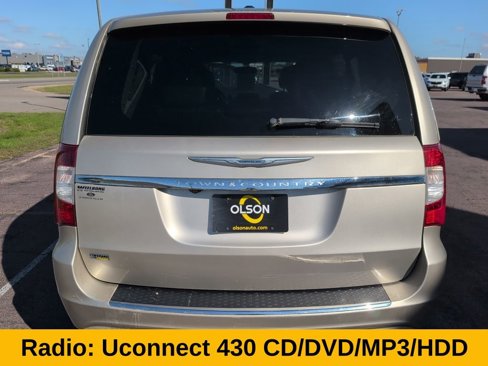 Used 2015 Chrysler Town & Country Touring image 6